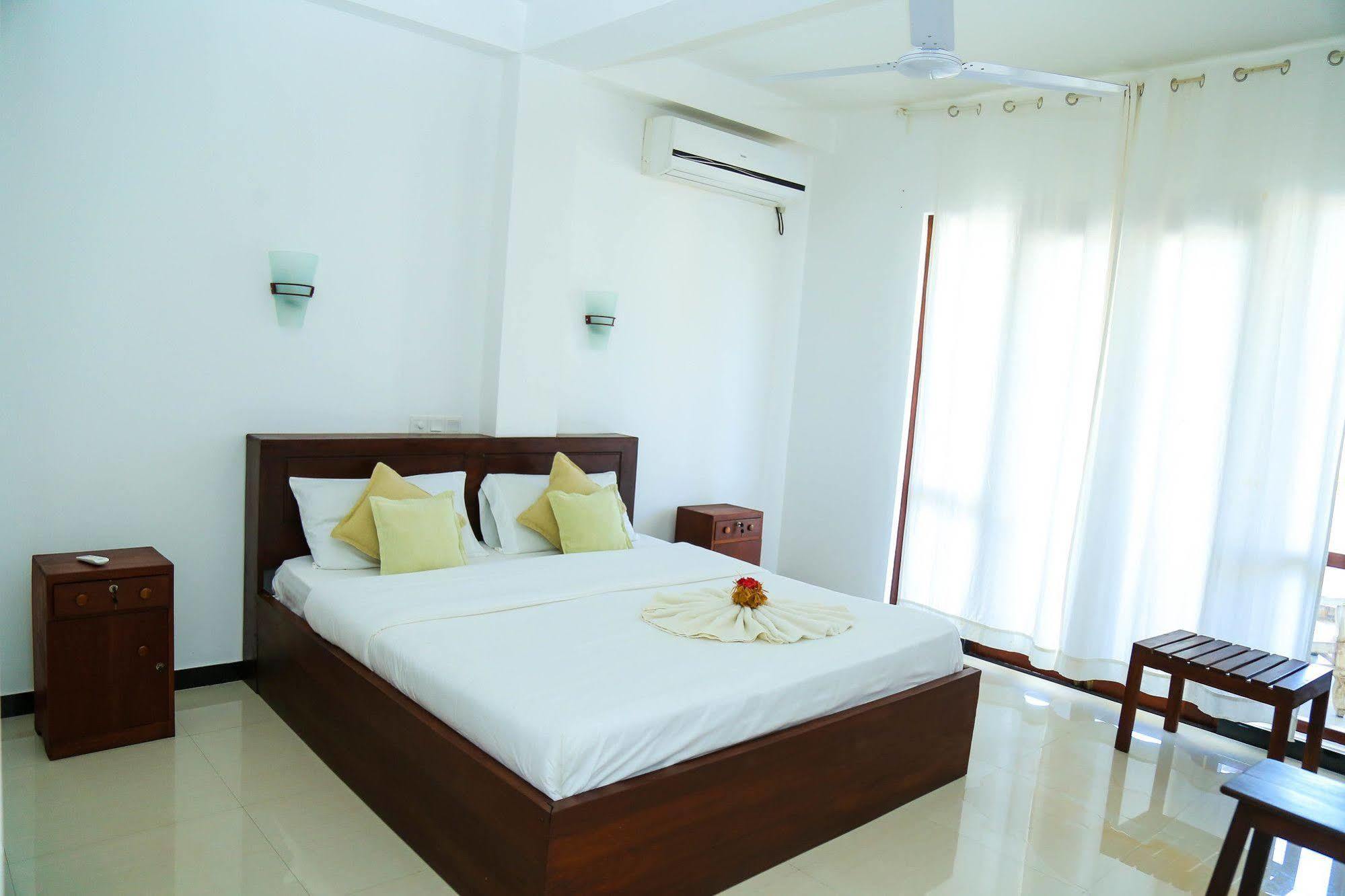 Aurora Hotel Hikkaduwa Extérieur photo